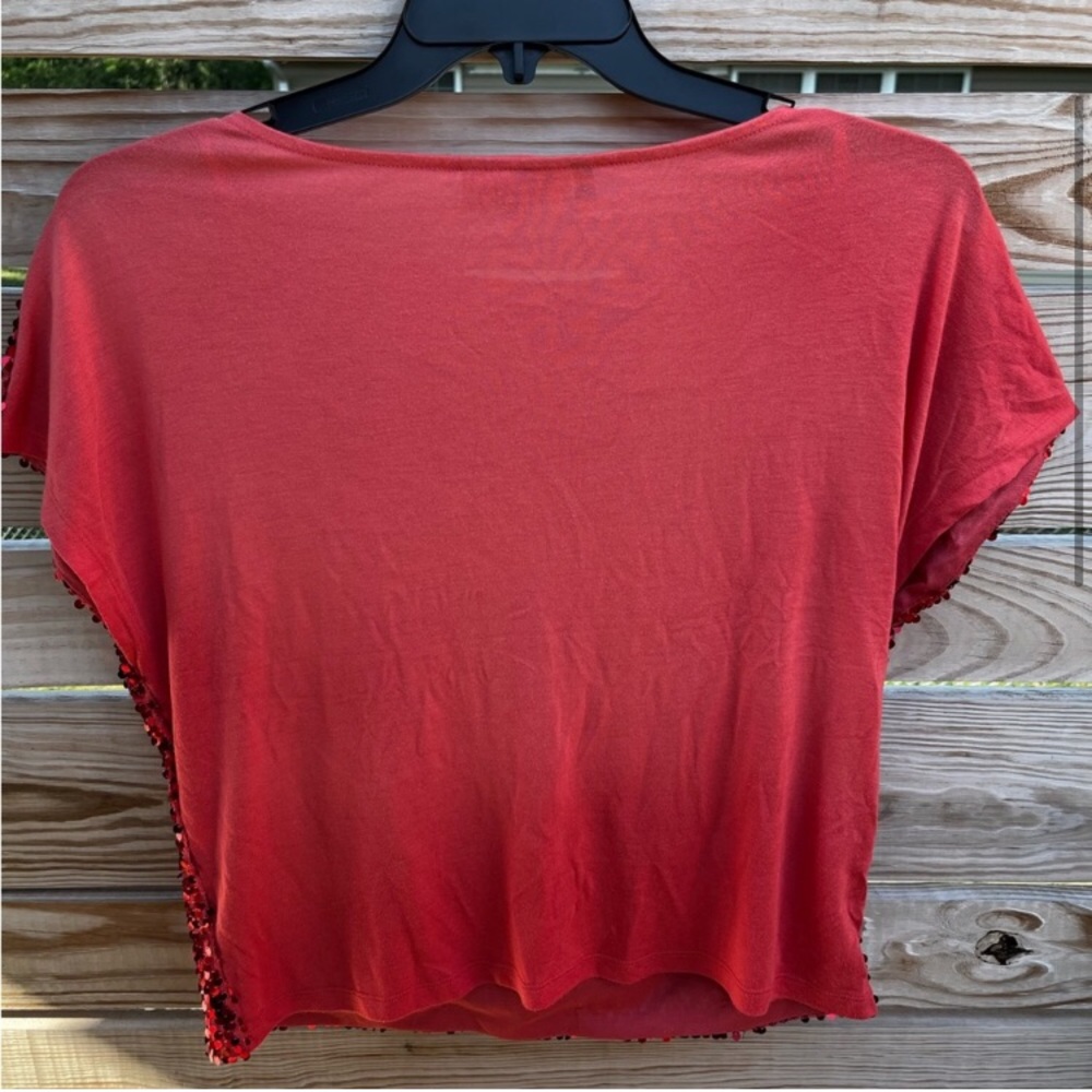 🌟 3/$15 J Lo women’s red sequin shimmer sparkle short sleeve top size M - Picture 2 of 4